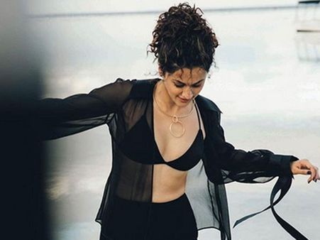 తాప్సీ క్లీవేజ్ షో.. బ్లాక్ డ్రెస్‌లో బోల్డుగా.. ఇంత హాట్‌గా ఎప్పుడూ చూసుండరు