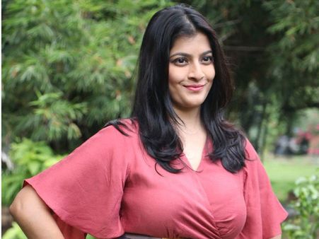 జీవితంలో ఎవరినీ పెళ్లి చేసుకోను.. వివాహ వ్యవస్థ మీద నమ్మకం లేదు.. వరలక్ష్మీ సెన్సేషనల్‌గా