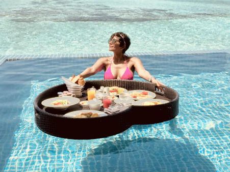 వావ్.. స్పైసీ మందిరా! లేటు వయసులో ఘాటు లుక్స్.. సాహోలో అలా, నెట్టింట ఇలా..!