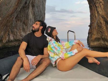 విహార యాత్రలో పట్టుబడ్డ స్టార్ హీరో కొడుకు.. ప్రియురాలితో హాట్ హాట్ రొమాన్స్!