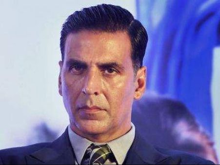 ట్రాఫిక్ తప్పించుకునేందుకు మెట్రోలో అక్షయ్ కుమార్: ఎవరూ గుర్తుపట్టలేదే!