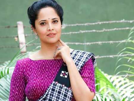 తప్పు చేసి క్షమాపణ చెప్పిన అనసూయ.. నా ఉద్దేశం అర్థం చేసుకోండి అంటూ ట్వీట్