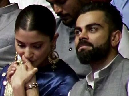 కోహ్లిని ముద్దులతో ఓదార్చిన అనుష్క.. వైరల్ అవుతున్న వీడియో!