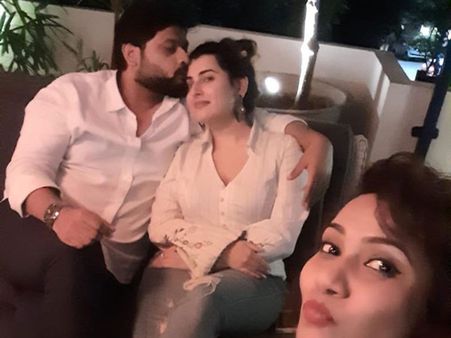 వైరల్ అవుతున్న అర్చన రొమాంటిక్ ఫోటోస్... అతడిని పెళ్లాడబోతోందా?