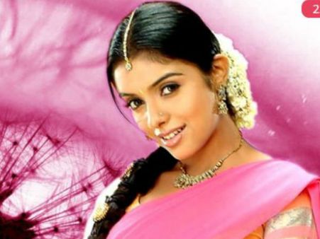 అందంతో అదరగొడుతున్న హీరోయిన్ ఆసిన్.. పెళ్లి తర్వాత ఫోటోలు చూస్తే షాకే..