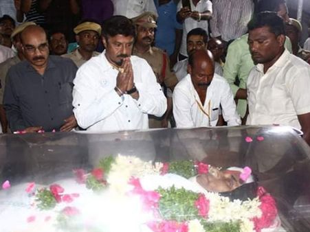 కోడెల భౌతికకాయానికి బాలకృష్ణ నివాళి.. ఆనాటి జ్ఞాపకాలు గుర్తుచేసుకుంటూ భావోద్వేగం