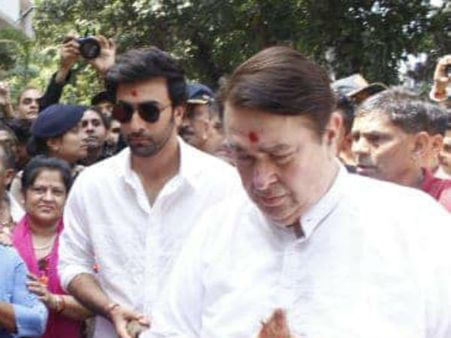 గణేష్ ఉత్సవాలకు ఆ సినీ కుటుంబం దూరం.. ఎందుకో వివరించిన సీనియర్ హీరో