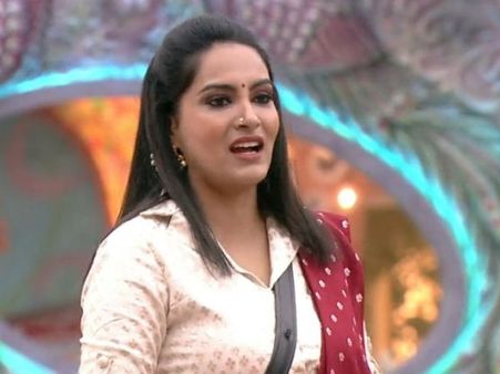 సైగలు చేసి కష్టాల్లో పడ్డ హిమజ.. సోషల్ మీడియాలో చీల్చి చెండాడుతున్న నెటిజన్లు