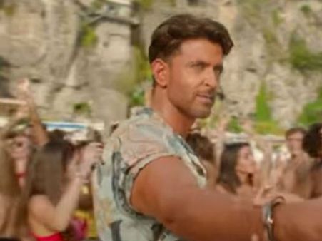 వార్ సాంగ్ రిలీజ్: డ్యాన్స్ ఇరగదీసిన హృతిక్.. వీడియో వైరల్