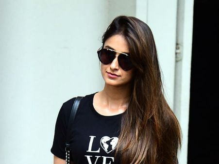 ఇలియానా డెసిషన్ అదేనా?.. తగ్గక తప్పదనే ఇలా చేస్తోందా?