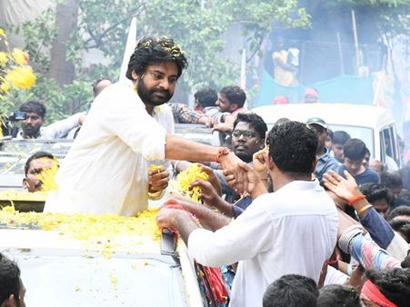 ఫ్యాన్స్ కోట్ల రూపాయల విరాళం: భావోద్వేగానికి గురైన పవన్ కళ్యాణ్, ఏమన్నారంటే...