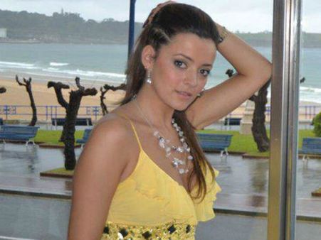 దారుణం: అభిమానుల ముందే ప్రముఖ సింగర్ సజీవ దహనం