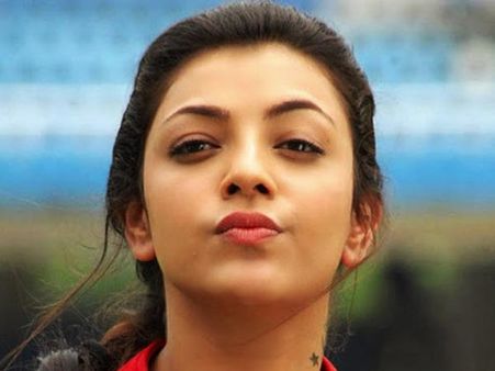 కాజల్ చూడండి ఎలా ముద్దులు పెడుతోందో.. అది కూడా పబ్లిక్‌గా! వీడియో వైరల్