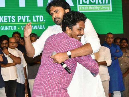 Sye raa వేడుకలో అరుదైన దృశ్యం.. నేరుగా వేదికపైకి దూసుకురావడంతో.. గట్టిగా అరిచిన పవన్ కళ్యాణ్