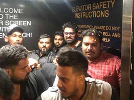 మహేశ్ థియేటర్‌లో ప్రభాస్ సందడి.. ఫ్యాన్స్ హంగామా