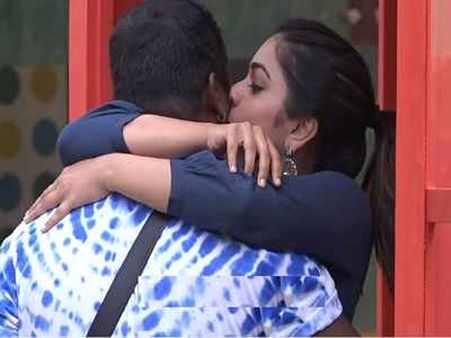 శ్రీముఖికి పంచ్.. రాహుల్ చెప్పిన దానికి పునర్నవి ఓకే.. హగ్గింగ్ ఇంకా!