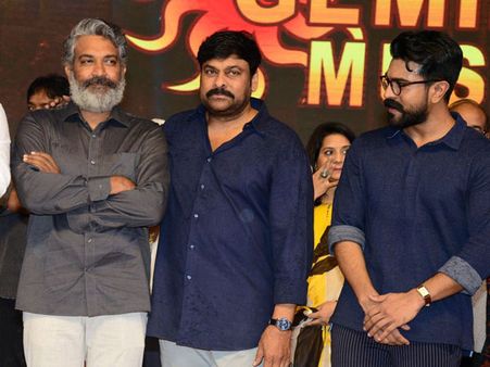 ఇది వర్షం కాదు.. ఉయ్యాలవాడ నరసింహా రెడ్డి అక్షింతలు.. సైరా వేదికపై ఆకట్టుకున్న రాజమౌళి