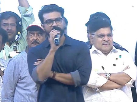 స్టేజ్‌పై చెప్పిన కొన్ని మాటలు నా లోపలి భావాలను తెలియజెప్పలేవు.. రామ్ చరణ్ ఎమోషనల్ స్పీచ్