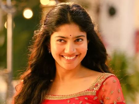 బస్టాండ్‌లో సాయి పల్లవి వెయింటింగ్.. చుట్టూ జనం కానీ ఎవ్వరు గుర్తుపట్టలేదు.. షాకింగ్!