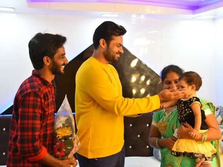 9 నెలలుగా మెగా వీరాభిమాని నిరీక్షణ.. చివరకు కోరిక తీర్చిన మెగా హీరో