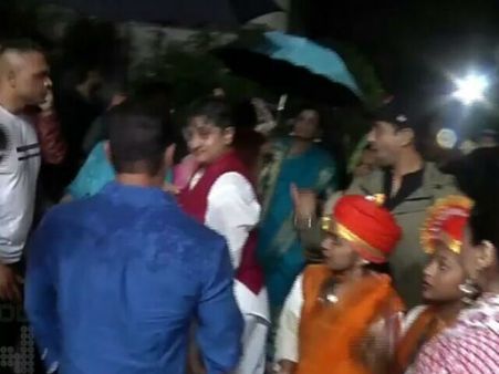 గణేష్ నిమజ్జనం 2019: వర్షంలో తడుస్తూనే డాన్స్ చేసిన సల్మాన్ ఖాన్