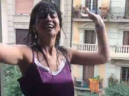 హాట్ హాట్ శ్రీయ.. అప్పుడు చీకటి గుహలో ఇప్పుడు డాబాపై.. మామూలు ఎంజాయ్ కాదండోయ్!