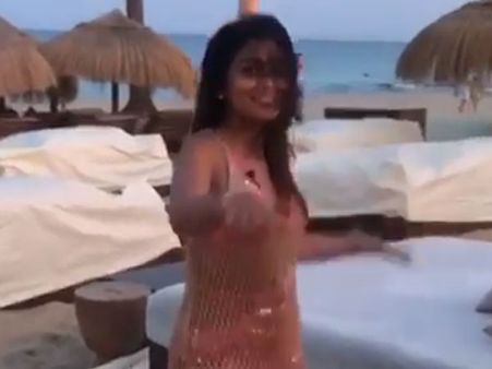 నాగార్జున ఉన్న చోటే శ్రీయ.. బీచ్‌లో సరదాలు.. బికినీ వేసి రచ్చ!