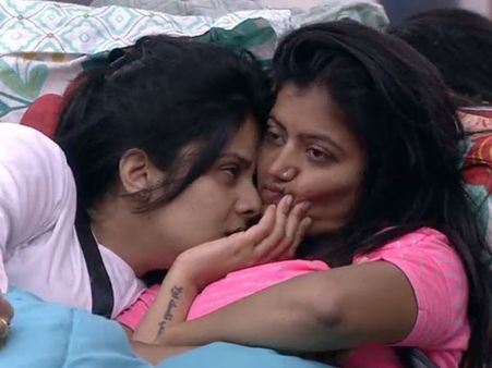 బెడ్‌పై శ్రీముఖి, శివజ్యోతి ఫుల్ రొమాన్స్.. గలీజ్ పోరి అంటూ ముద్దులతో..