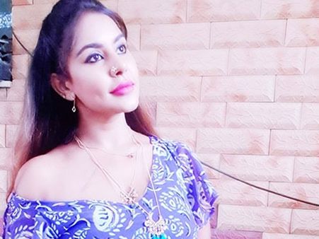 సమంతతో పోల్చుకుంటున్న శ్రీ రెడ్డి.. ఎద అందాలు చూపించి ఎవరు హాట్ అంటూ సెన్సేషన్