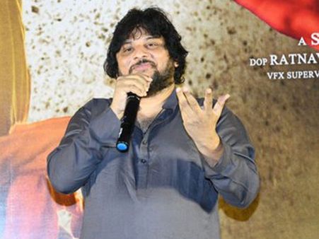 చిరంజీవికి గిఫ్ట్ ఇవ్వాలనే సంకల్పమే సైరా.. సో రికార్డుల సునామీ గ్యారెంటీ: సురేందర్ రెడ్డి