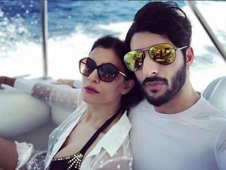 ప్రియుడితో సరసాలు, రొమాంటిక్ ఫోటోస్ షేర్ చేసిన హీరోయిన్!