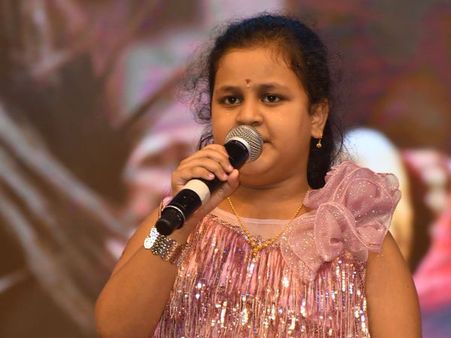 మున్నంగి హాసిని.. పాప చిన్నదే.. గళం పెద్దది.. సైరా అంటూ కదం తొక్కి ఆశ్చర్యపర్చింది