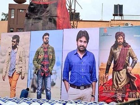 Syeraa మెగా సర్‌ప్రైజ్.. పవన్ కళ్యాణ్ ఒక్కరే కాదు మెగా హీరోలంతా ఒకే వేదికపై..