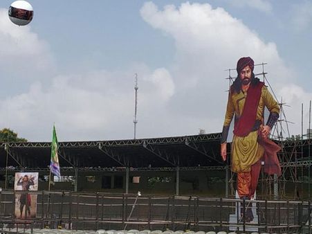 Sye Raa Narasimhaa Reddy Pre Release:భారీ హోర్డింగ్స్.. జన సందోహం.. అంగరంగ వైభవంగా ఏర్పాట్లు