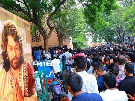 సైరా ప్రీ రిలీజ్ ఈవెంట్ లైవ్: మెగా సంద్రంగా స్టేడియం, పాసులున్నా నో ఎంట్రీ.. ఆగ్రహంతో ఫ్యాన్స్..