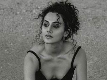 హాట్ ఫొటోస్: రెచ్చిపోయిన తాప్సీ.. న్యూడ్ ఫొటోతో మతి పోగొట్టేస్తుంది