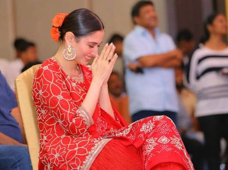 చేతులు జోడించి నమస్కారం.. గయ్స్ మీరంతా అంటూ తమన్నా!