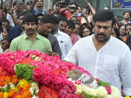 మా నవ్వును చెరిపేశాడు.. మళ్లీ రాని లోకాలకు.. భావోద్వేగానికి గురైన చిరంజీవి