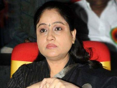 ఇప్పటి హీరోయిన్లు దారుణం: ఘాటుగా విజయశాంతి కామెంట్.. అప్పుడు నా వెంట పడేవారని!