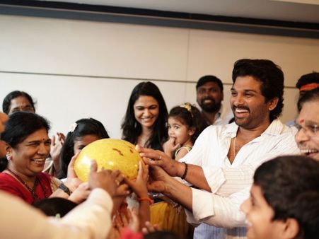 గణపతి బప్పా మోరియా అంటూ బన్నీ దంపతుల సందడి.. అల్లు అరవింద్, సురేఖ కూడా హాజరై!