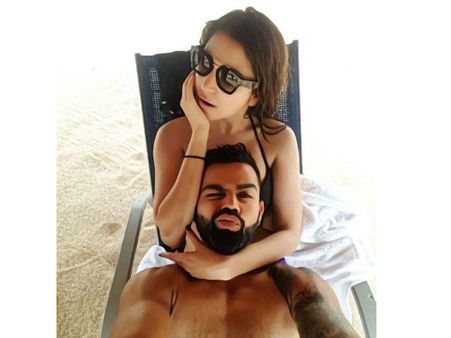 అనుష్క ఒడిలో ఇండియన్ క్రికెటర్.. బీచ్ ఒడ్డున అర్థనగ్నంగా.. సెన్సేషనల్ ఇష్యూ