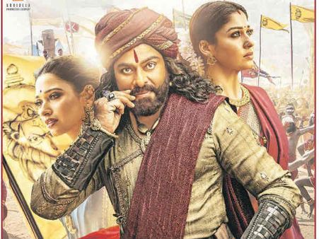 సైరా సెట్స్‌పై హేమాహేమీలు.. చిరంజీవికి రామ్ చరణ్ తోడ్బాటు.. అబ్బురపరిచే వర్కింగ్ స్టిల్స్