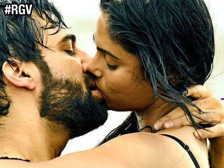 మాటల్లేకుండా ట్రైలర్.. బీచ్ లో హాట్ రొమాన్స్.. బ్యూటీఫుల్ గా ఆర్జీవీ మార్క్