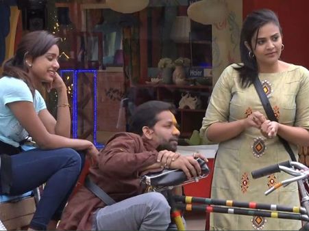 ఆపుకోలేకపోయిన బాబా.. తోసేసిన వితికా.. స్మార్ట్ గా ఆడావంటూ వరుణ్ పొగడ్తలు