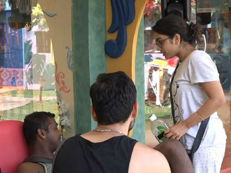 అదేమైనా బ్రాందీ విస్కీ అనుకుంటున్నావా.. ఈ గలీజోడు నాకొద్దు అంటూ పునర్నవి ఫైర్