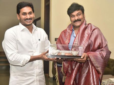 సీఎం గారు, సైరా చూడండి.. వైఎస్ జగన్‌తో చిరంజీవి దంపతుల భేటి.. వైఎస్ భారతీ సాదర ఆహ్వానం