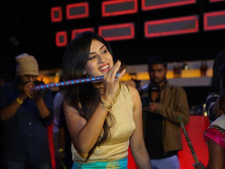 దాండియాతో ఆకట్టుకున్న టిక్ టాక్ ఆర్టిస్టులు.. ధన్య బాలకృష్ణ జోరుగా