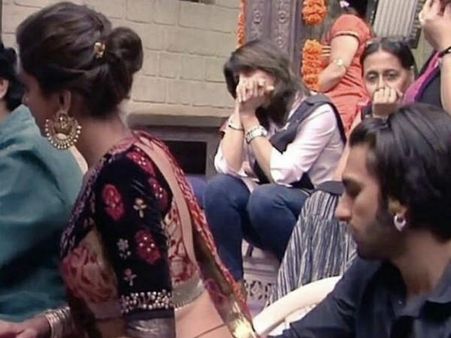 దీపికా నడుము వైపు కొంటెగా చూస్తున్న రణ్‌వీర్.. ఫన్నీ కామెంట్లతో వైరల్ అవుతున్న పిక్