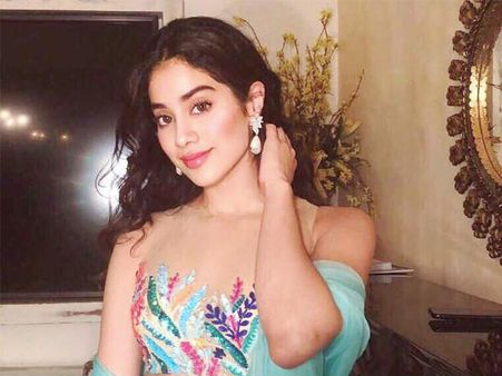 జాన్వీ హాట్ ఫోటోషూట్.. వైరలవుతోన్న వీడియో