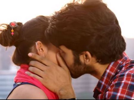 బీఎండబ్ల్యూలో ఇద్దరు బికినీ పోరీలు.. ప్రతీ ఇంట్ల ఇదే లొల్లి.. పరేషాన్ చేస్తున్న ప్రెషర్ కుక్కర్ టీజర